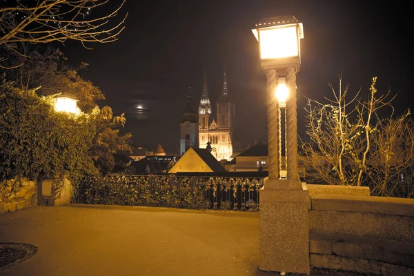 Catedral de Zagreb y vista nocturna del paisaje urbano desde la ciudad alta — Foto de Stock