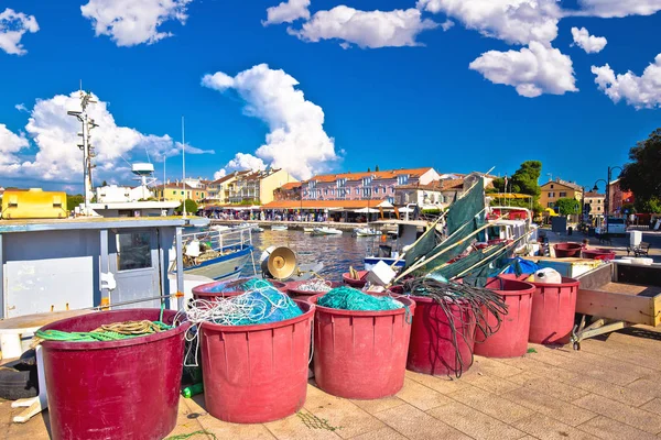 Staden Umag historiska kustlinje arkitektur och fiskare harbo — Stockfoto