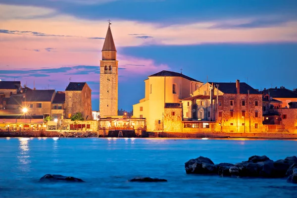 Ville d'Umag front de mer et vue sur la côte en soirée — Photo