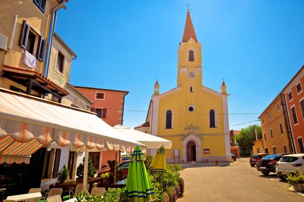 Istrien. Stadt brtonigla Kirche und quadratischen Straßenblick — Stockfoto