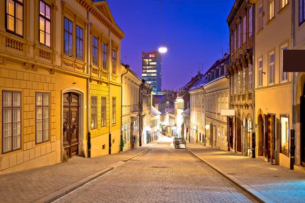 Zagreb. Radiceva old cobbled street and Zagreb cityscape advent — Stock Photo, Image