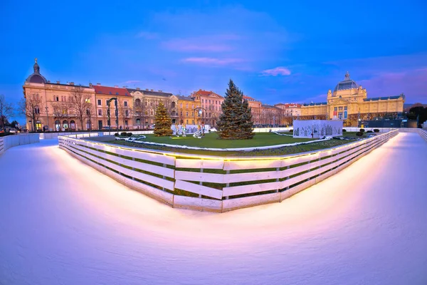 Tomislav plein in Zagreb schaatspark advent avond uitzicht — Stockfoto