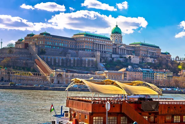Budapeşte Tuna Nehri tarihi sahil mimarisi springtim — Stok fotoğraf