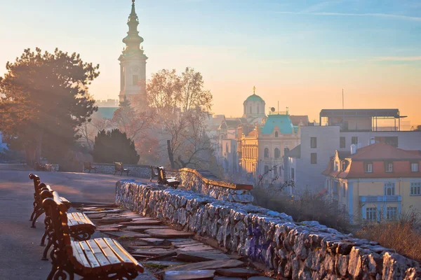 Belgrád. Kilátás a Kalemegdan sétányról a régi város nevezetességeire — Stock Fotó