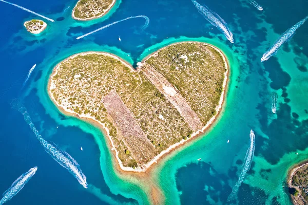 Hjärtformad ö av Galesnjak i Zadar skärgård antenn Vie — Stockfoto