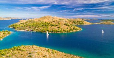 Kornati. Adriyatik 'in ünlü deniz yelkenlilerinin hava panoramik manzarası