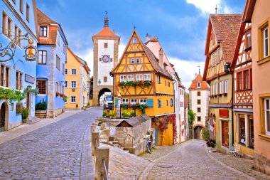 Tarihi Rothenburg şehrinin kaldırımlı sokak ve mimarisi