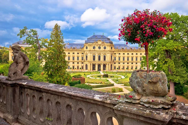 Wurzburg Residenz en kleurrijke tuinen uitzicht — Stockfoto