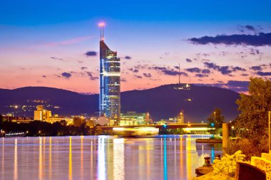 Viyana. Tuna Nehri kıyısı akşam manzarası