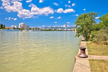 Viyana. Viyana 'da Tuna Nehri kıyı şeridi renkli manzara