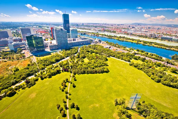 Vienna. Grattacieli moderni skyline e paesaggio verde di Donaup — Foto Stock