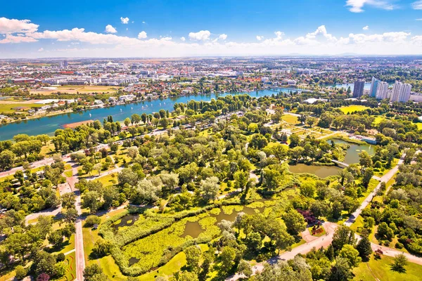 Wien. Grönt landskap av Donaupark och antenn utsikt över Wien s — Stockfoto