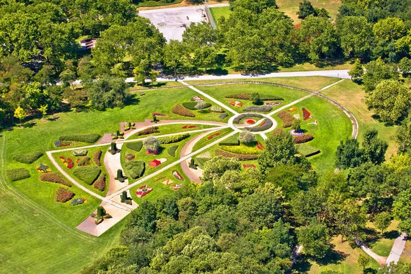 Wiedeń. Green flower park in Donaupark Wiedeń widok z lotu ptaka — Zdjęcie stockowe