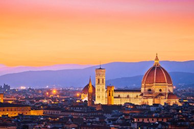 Renkli Floransa çatıları ve Duomo günbatımında görüntülemek