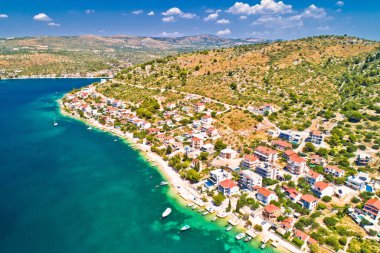 Rogoznica yakınlarındaki Zatoglav köyü sakin kıyı şeridi hava manzarası