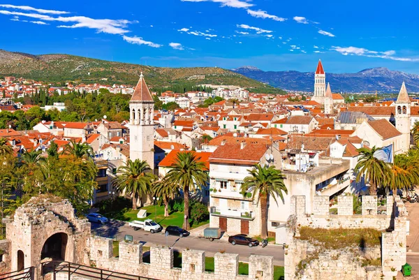 Ciudad de Trogir paseo marítimo y vistas a lugares de interés —  Fotos de Stock