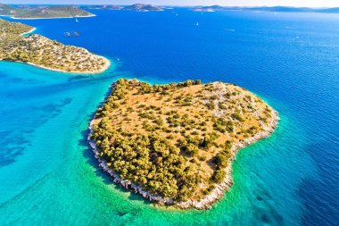 Hırvatistan hava manzaralı takımadalarda küçük bir ada