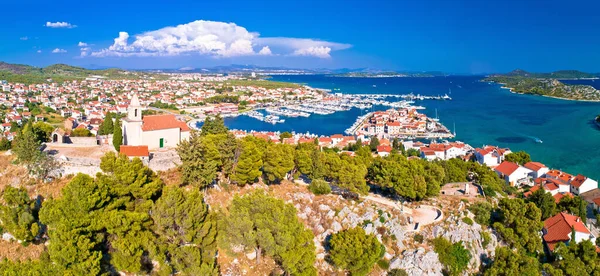 Dalmatian town of Tribunj church on hill and amazing turquoise a — Stock Photo, Image