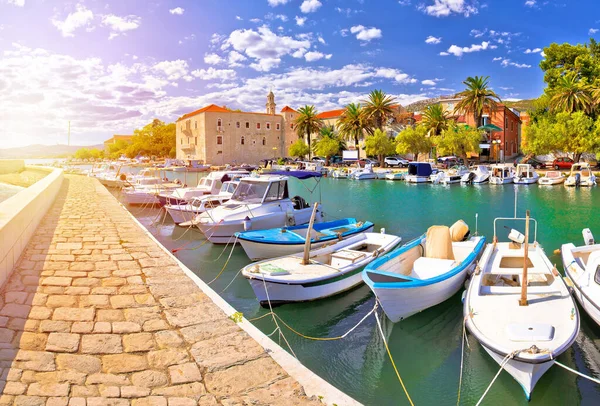 Porto de Kastel Luksic e pontos turísticos vista de verão — Fotografia de Stock