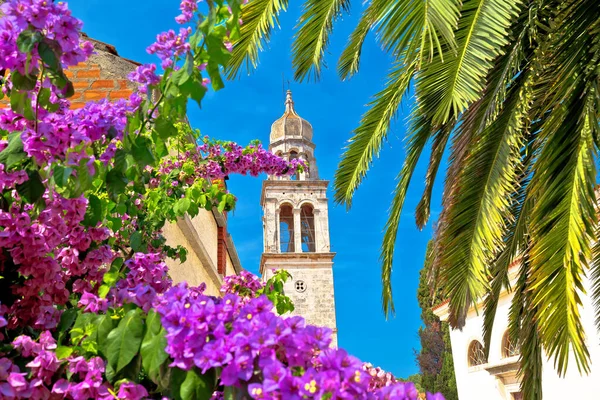 Vela luka: Stadt vela luka auf der Insel Korcula Kirchturm und — Stockfoto