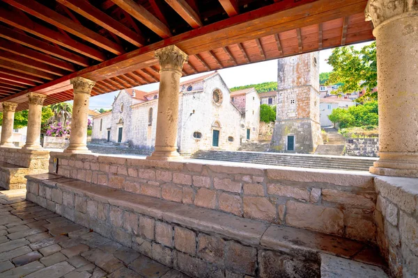 Blato sull'isola di Korcula storico casale in pietra piazza città e chu — Foto Stock