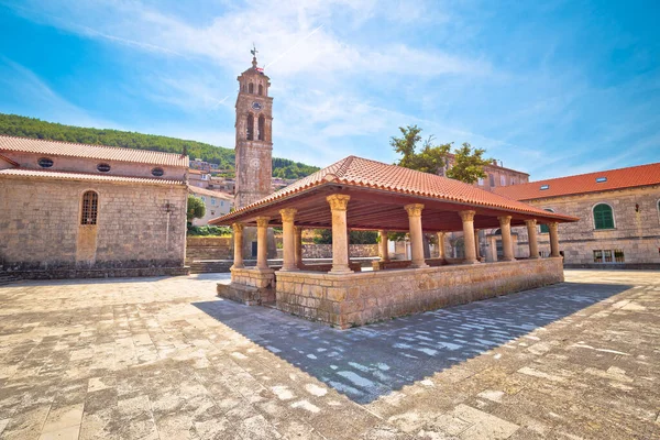 Blato em Korcula ilha histórica pedra praça cidade alojamento e chu — Fotografia de Stock