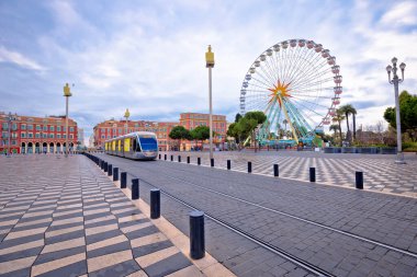 Güzel dev dönme dolap ve Massena kare manzarası, Fransa 'nın Alpes-Maritimes bölgesi.