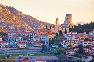 Tarihi köyü olan Eze'nin hemen Cote d Azur, Güney Fransa Alpes-Maritimes bölümünde yukarıda taş cliff üzerinde