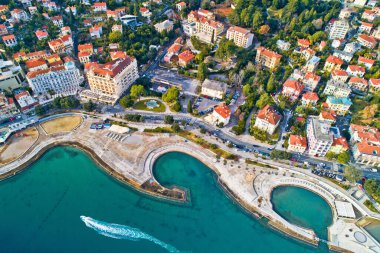 Opatija. Opatija 'daki Slatina plajı panoramik manzara, Hırvatistan' ın Kvarner körfezi