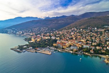 Opatija kasaba ve Lungomare deniz geçit hava panoramik manzaralı, Kvarner bay Hırvatistan