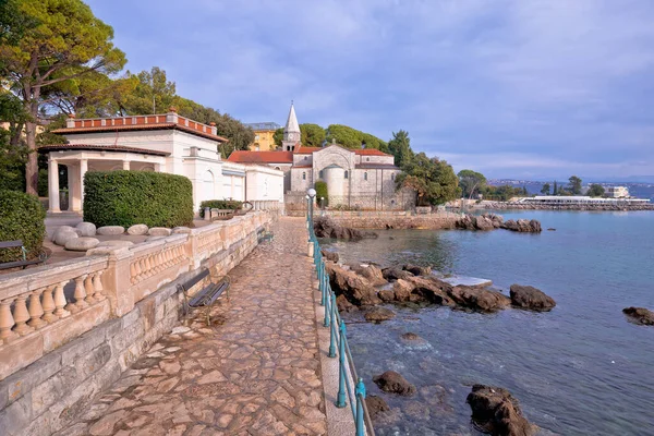 Widok Miasta Opatija Adriatyk Watefront Chodnik Kościół Kvarner Zatoka Chorwacja — Zdjęcie stockowe