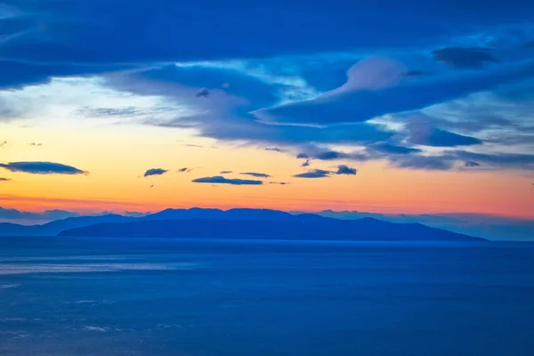 Kvarner湾とクルク島は黄金の夜明けの景色 クロアチアのアドリア海沿岸で開かれた海にあります — ストック写真