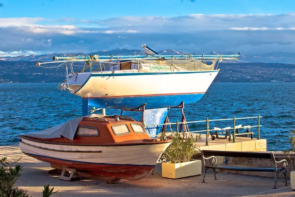 Zeilboot Kleine Boot Droogdok Aan Zee Opatija Kroatië — Stockfoto