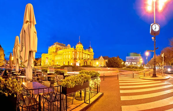 ザグレブクロアチア共和国広場の出現の夜のパノラマビュー クロアチアの首都の有名なランドマーク — ストック写真