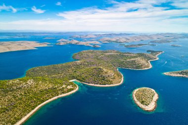 Kornati. Ünlü Adriyatik deniz yelkenciliği rotası Kornati takımadaları ulusal parkının havadan panoramik görüntüsü. Hırvatistan 'ın Dalmaçya bölgesi