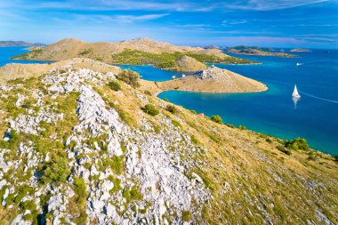 Kornati takımadaları ulusal parkı. Kornati adaları ve mavi Adriyatik Denizi 'ndeki inanılmaz taş çöl manzarası. Hırvatistan 'ın Dalmaçya bölgesi