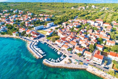 Zadar. Zadar takımadalarındaki Diklo köyü Hırvatistan 'ın Dalmaçya bölgesi liman ve turkuaz deniz manzaralı