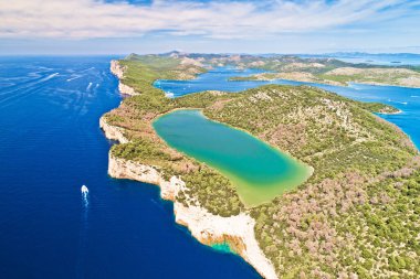 Hırvatistan 'ın Kornati takımadaları ulusal parkı, Dugi Otok adası hava manzaralı Telascica doğa parkı uçurumları ve yeşil Mir gölü