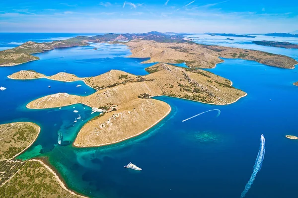 Kornati. Ünlü Adriyatik deniz yelkenciliği rotası Kornati takımadaları ulusal parkının havadan panoramik görüntüsü. Hırvatistan 'ın Dalmaçya bölgesi