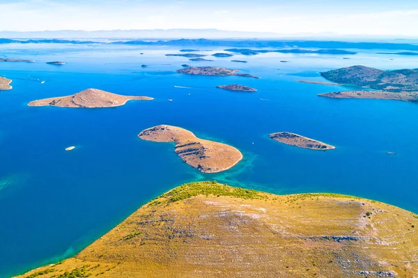 Kornati. Ünlü Adriyatik deniz yelkenciliği rotası Kornati takımadaları ulusal parkının havadan panoramik görüntüsü. Hırvatistan 'ın Dalmaçya bölgesi