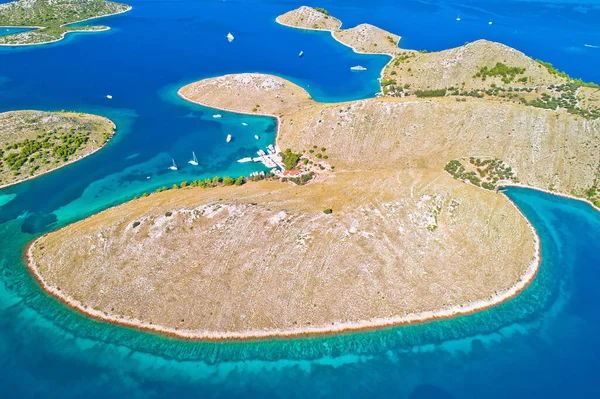 Kornati. Kornati Ulusal Parkı hava manzaralı muhteşem ada takımadaları. Hırvatistan 'ın Dalmaçya bölgesi. Adriyatik Denizi.