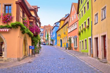 Rothenburg ob der Tauber. Almanya 'nın Bavyera bölgesinin romantik yolu Rothenburg ob der Tauber' in renkli caddesi ve mimarisi.