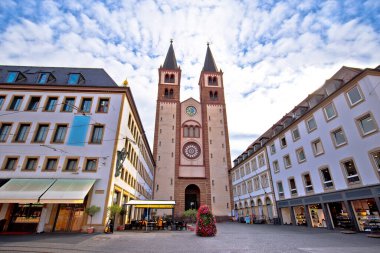 Eski Wurzburg Katedrali ve kare mimari manzarası, Wurzburger Dom, Almanya 'nın Bavyera bölgesi