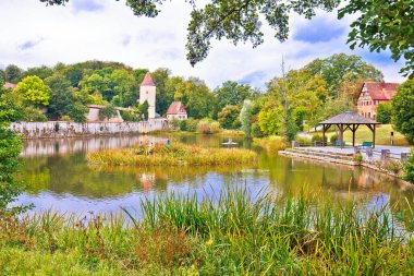 Dinkelsbuhl gölü ve doğa manzaralı tarihi kasaba, Almanya 'nın Bavyera bölgesinin romantik yolu