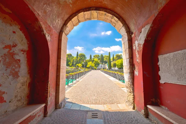 ペスキエーラ ガルダのカラフルなイタリアの町の橋や市壁の入り口ビュー ラゴディガルダ 北イタリア — ストック写真