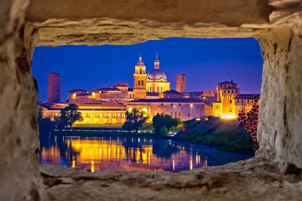 Città Mantova Skyline Vista Serale Attraverso Finestra Pietra Capitale Europea — Foto Stock