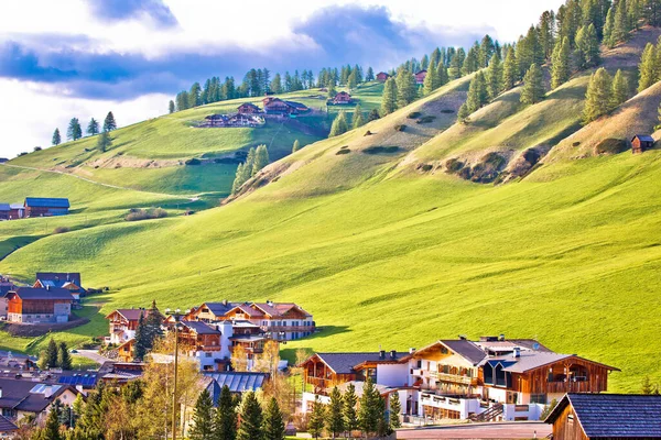 Pintoresco Pueblo San Cassiano Laderas Alpinas Vistas Paisaje Alpes Dolomitas — Foto de Stock