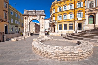 Hırvatistan 'ın Istria bölgesindeki tarihi Roma Altın Kapısı sokak manzaralı Pula Meydanı