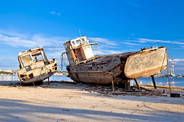 Старые Деревянные Лодки Разваливаются Берегу Моря Пула Истрия Область Кроати — стоковое фото