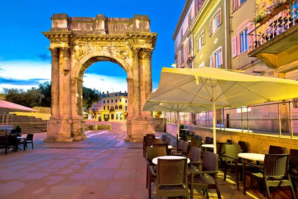 Plaza Pula Con Histórica Puerta Oro Romano Vista Calle Istria — Foto de Stock